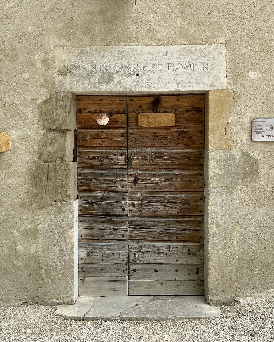 Photographie de la porte d'entrée de la chapelle Sainte Marie de Pomier