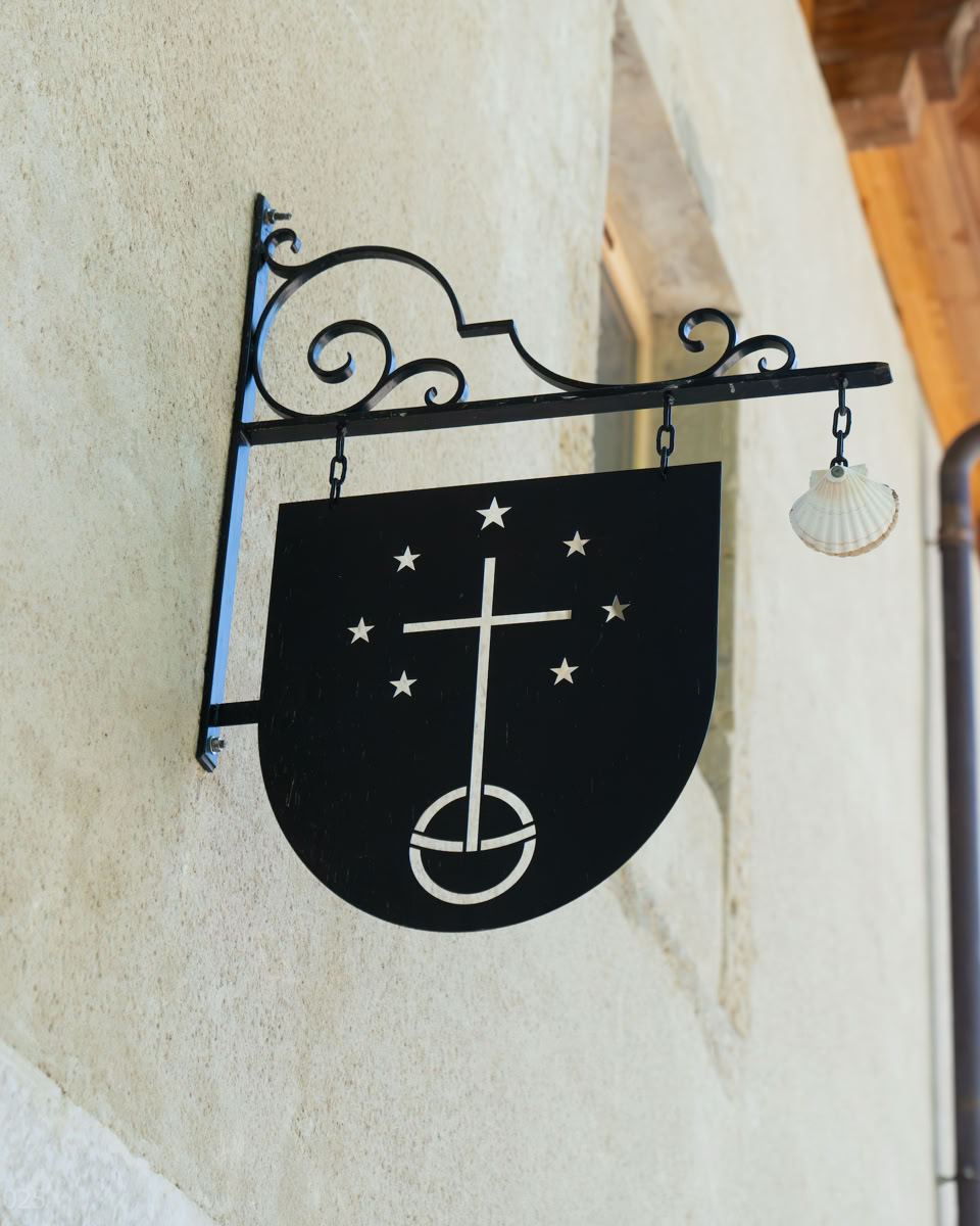 Enseigne à l'entrée de la chapelle Sainte Marie de Pomier. 24.05.25. Presilly Haute Savoie