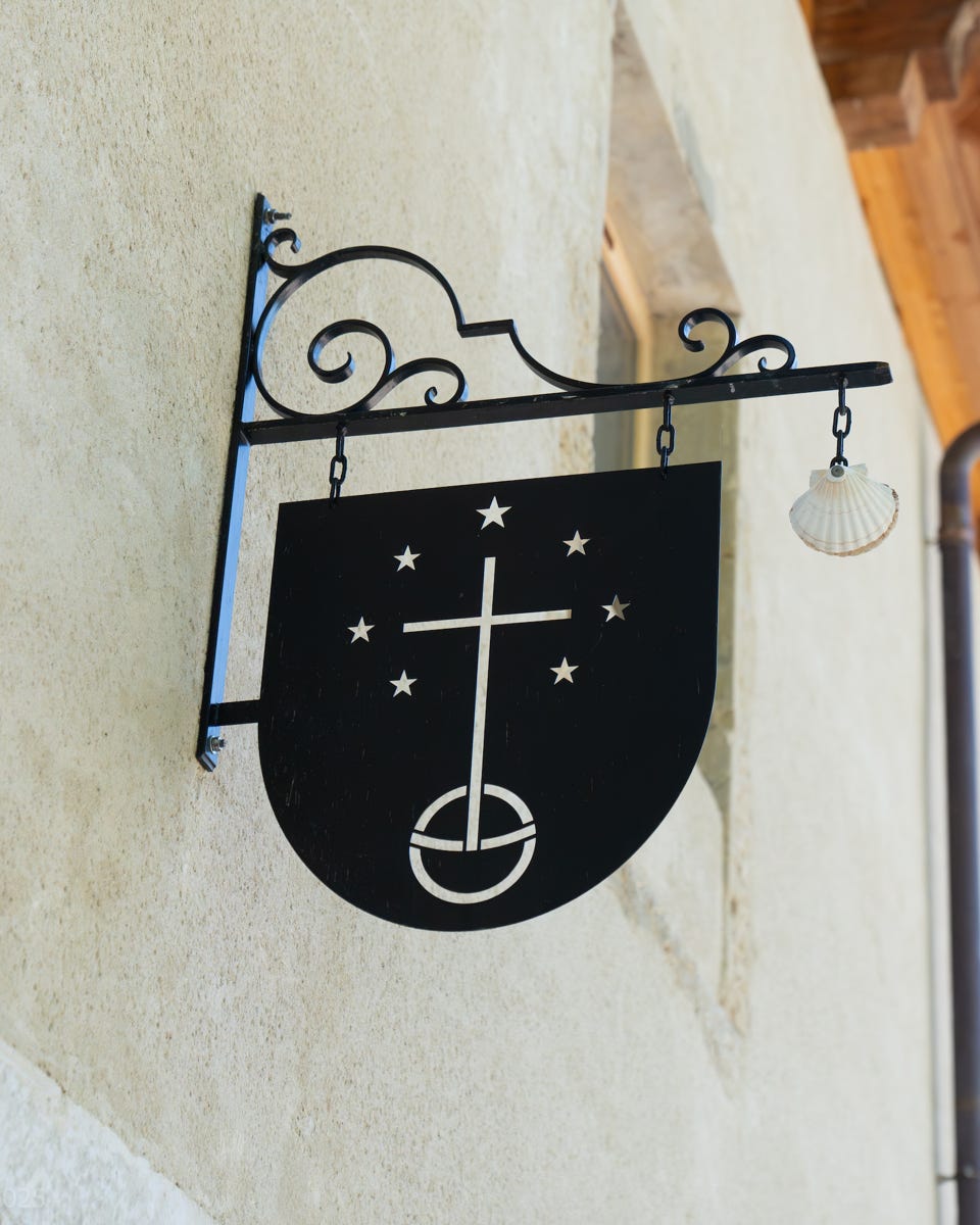 Enseigne à l'entrée de la chapelle Sainte Marie de Pomier. 24.05.25. Presilly Haute Savoie