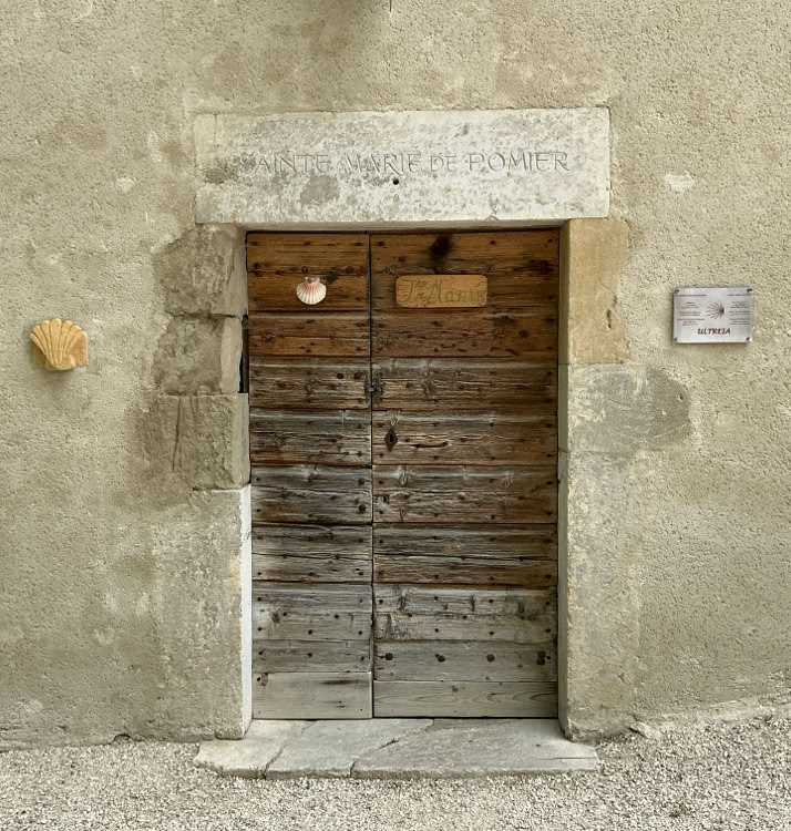 Photographie de la porte d'entrée de la chapelle Sainte Marie de Pomier