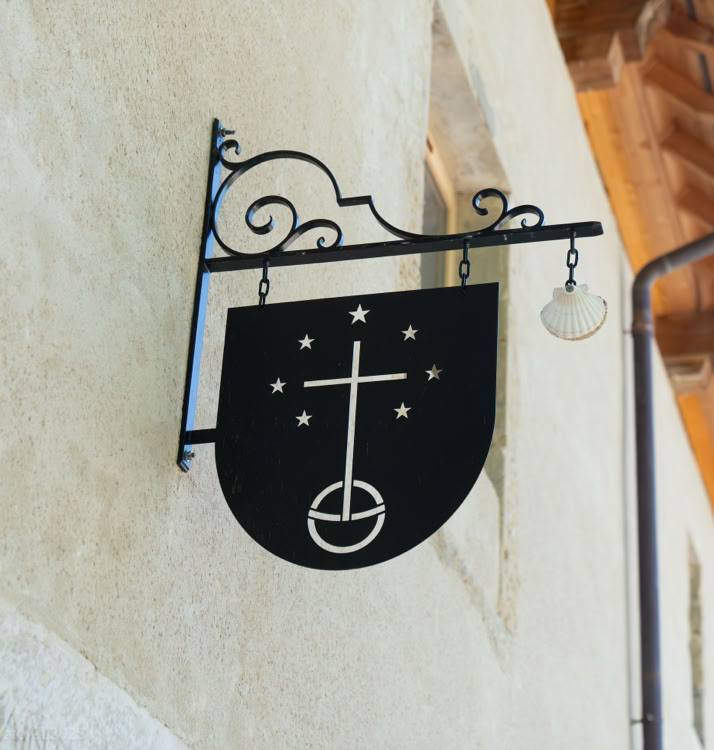 Enseigne à l'entrée de la chapelle Sainte Marie de Pomier. 24.05.25. Presilly Haute Savoie